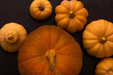 Siyah masadaki balkabakları. Cadılar Bayramı geçmişi