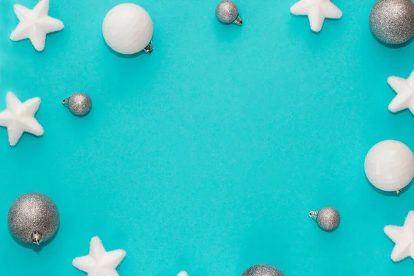 Turkuaz arka planda Noel süslemeleri çerçevesi