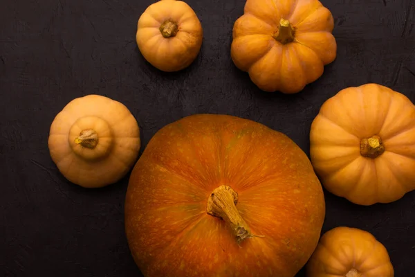 Siyah masadaki balkabakları. Cadılar Bayramı geçmişi