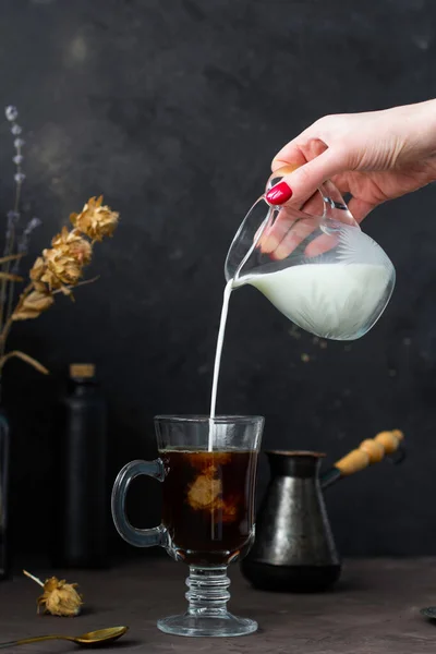 Kadınlar kahveye süt dökerler.