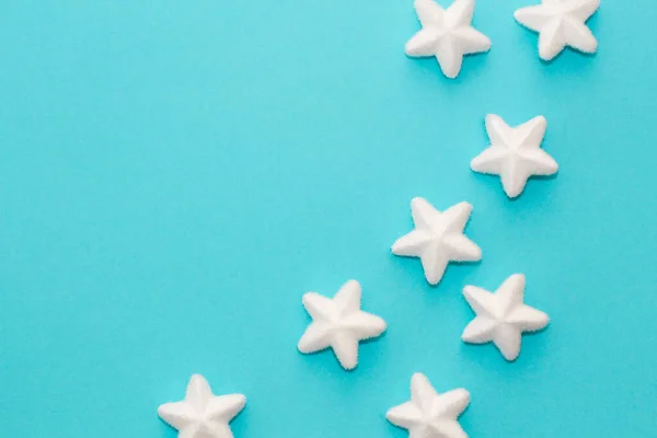 Turkuaz arka planda Noel süslemeleri çerçevesi