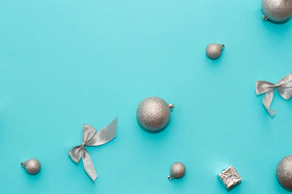 Turkuaz arka planda Noel süslemeleri çerçevesi