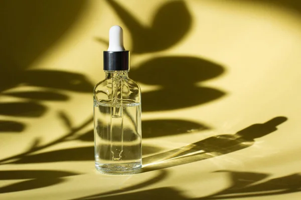 Kozmetik ya da pipetli tıbbi şişe.