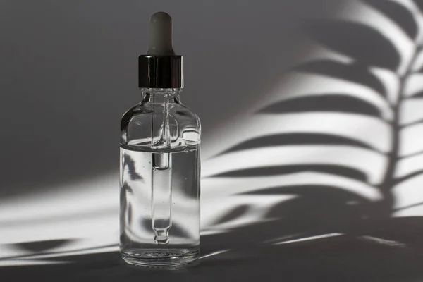 Kozmetik ya da pipetli tıbbi şişe.