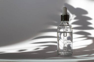 Kozmetik ya da pipetli tıbbi şişe.