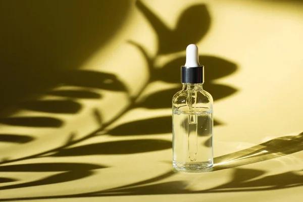 Kozmetik ya da pipetli tıbbi şişe.