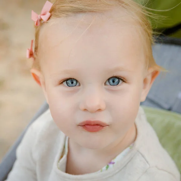 Primer Plano Retrato Niña Adorable Con Grandes Ojos Azules —  Fotos de Stock