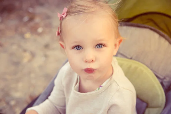 Retrato Linda Niña Rubia Con Ojos Azules —  Fotos de Stock