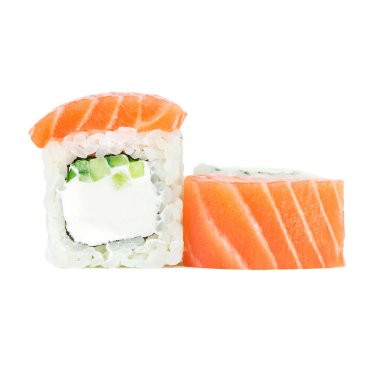 Somon, nori, philadelphia ve salatalık, beyaz bir arka plan üzerinde izole Japon geleneksel taze rulo. 