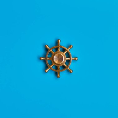 Geminin tekerlek üzerinde mavi arka plan. Yönetim ve liderlik sembolü.