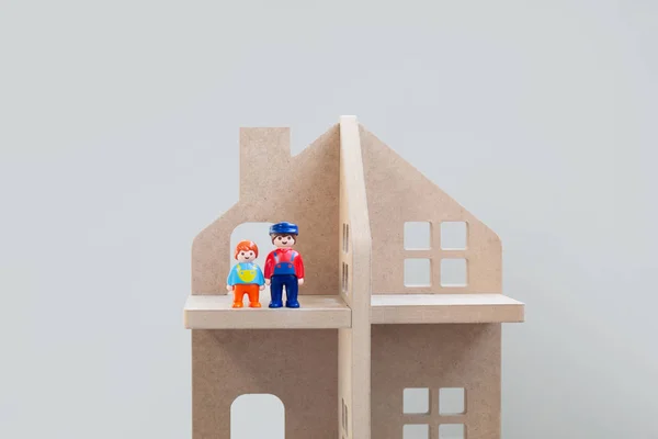 Spielzeugfiguren Von Vater Und Sohn Stehen Nebeneinander Einem Holzhaus Auf — Stockfoto