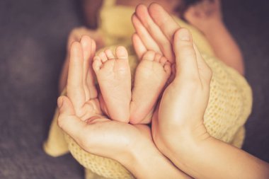 Babie'nın ayakları üzerinde küçük yeni doğan bebek bacakları anneler güzel el yumuşak odak