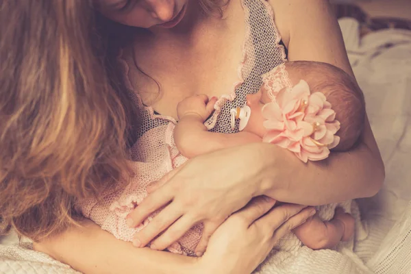 Egy Aranyos Újszülött Baba Lány Alszik Anyja Karjában Aki Nézett — Stock Fotó