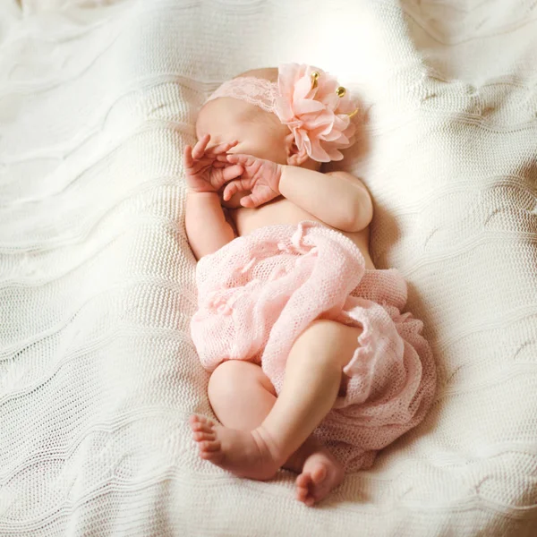Sweet Newborn Baby Pink Sleeps White Knitted Blanket Covering Her — Stock Photo, Image