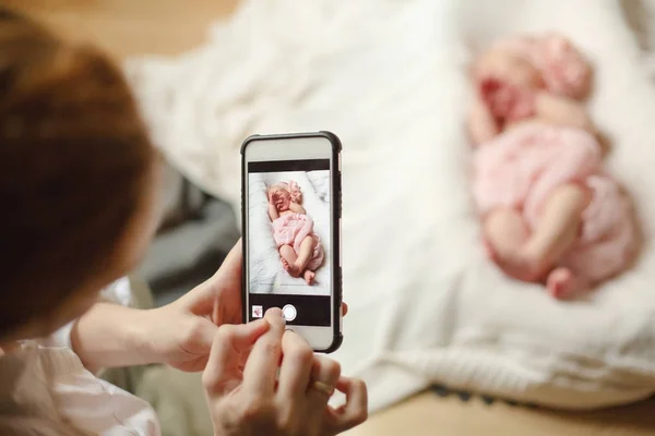 Moeder Foto Van Haar Pasgeboren Dochter Verpakt Een Zachte Roze — Stockfoto
