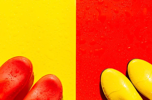 Fundo Molhado Vermelho Com Botas Borracha Amarela Fundo Amarelo Com — Fotografia de Stock