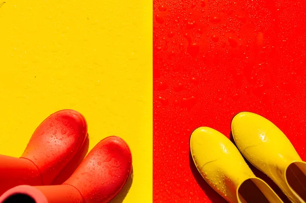 Latar Belakang Basah Merah Dengan Sepatu Bot Kuning Dan Latar — Stok Foto
