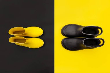 Gumboots - sarı kadın ve siyah erkek - birbirlerine ters ters arka planlar üzerinde duran iki çift. Üstten görünüm. O ve o kavramı