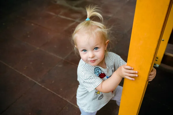 Πορτρέτο Του Ένα Μικρό Κορίτσι Που Παίζει Στην Παιδική Χαρά — Φωτογραφία Αρχείου