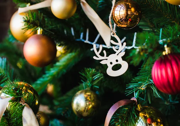 Brinquedo Madeira Natal Forma Veado Pendurado Uma Árvore Natal Festiva — Fotografia de Stock