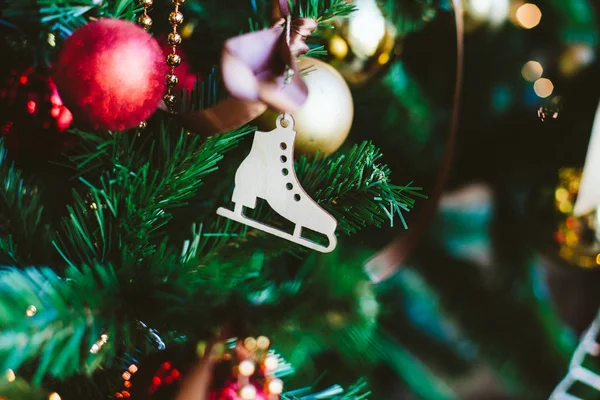 Brinquedo Madeira Natal Forma Patinador Figura Pendurado Uma Árvore Natal — Fotografia de Stock
