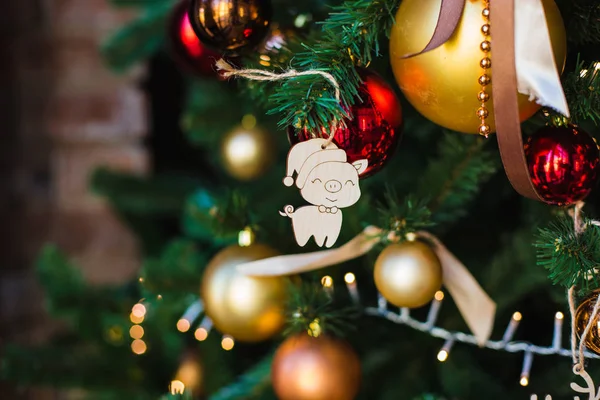 Різдвяна Дерев Яна Іграшка Вигляді Символу Наближеного Року Висить Святковій — стокове фото