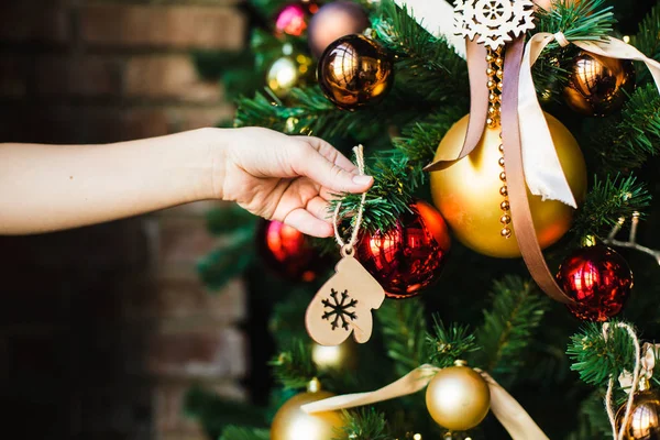 Kvinnlig Hand Hänger Den Julgran Trä Leksaken Form Vantar Inför — Stockfoto