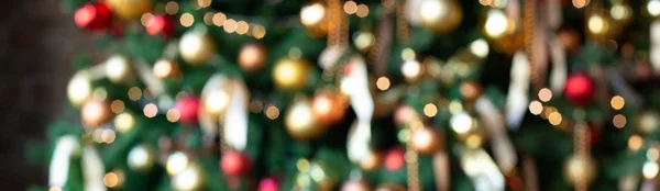 Різдвяний Розмитий Фон Одягнена Ялинка Стрічками Золотими Червоними Кульками — стокове фото