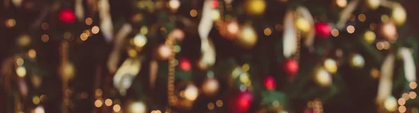 Karácsonyi Elmosódott Háttér Öltözött Karácsonyfa Szalaggal Arany Piros Golyó — Stock Fotó