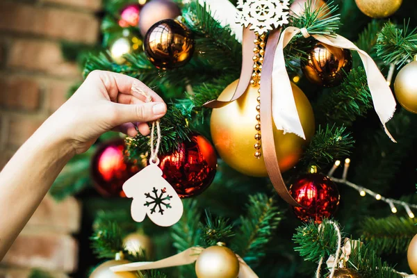 Mão Feminina Pendura Árvore Natal Brinquedo Madeira Forma Mitenes Preparação — Fotografia de Stock
