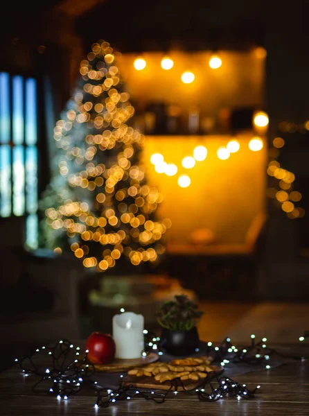 Різдвяний Фон Прикрашений Вогнями Гірляндами Різдвяною Ялинкою Будинку Передньому Плані — стокове фото