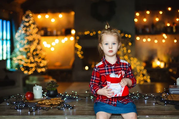 可爱的金发幼儿女孩在格子红色衬衫得到了圣诞礼物 圣诞节早晨的概念 — 图库照片