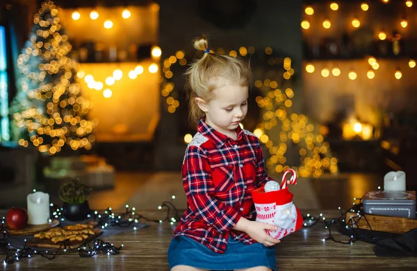Мила Дівчинка Блондинка Картатій Червоній Сорочці Отримує Різдвяний Подарунок Концепція — стокове фото