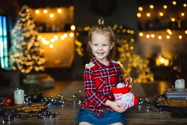 Une Belle Petite Fille Blonde Reçu Doux Cadeau Noël Assis — Photo