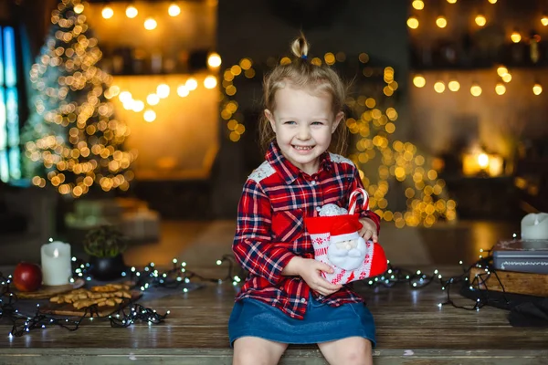 Красива Маленька Блондинка Отримала Солодкий Різдвяний Подарунок Сміється Щасливо Сидячи — стокове фото