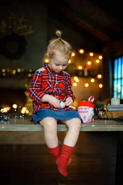 Vacker Liten Blondin Traditionell Rutig Skjorta Öppnar Chokladkaka Från Hennes — Stockfoto