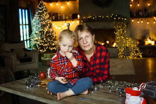 Young Grandmother Her Little Granddaughter Who Sits Table Eats Sweets — Stock Photo, Image