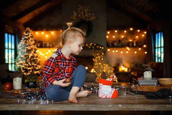 Vacker Liten Blondin Traditionell Rutig Skjorta Öppnar Chokladkaka Från Hennes — Stockfoto