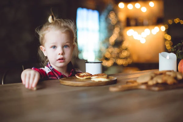 아기의 치즈와 코코아 Garlands 크리스마스 나무와 집에서 팬케이크와 아침을 먹고는 — 스톡 사진