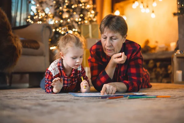 Grandma Granddaughter Lie Carpet Front Christmas Tree Draw Family Christmas — Stock Photo, Image