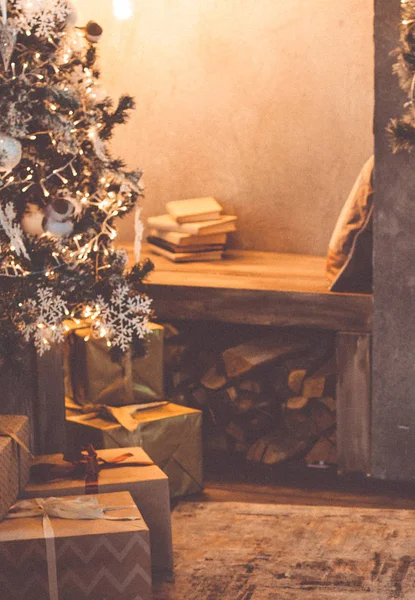 Otthoni Háttér Olvasósarok Közel Kandalló Karácsonyfa Ajándékok Homályos — Stock Fotó