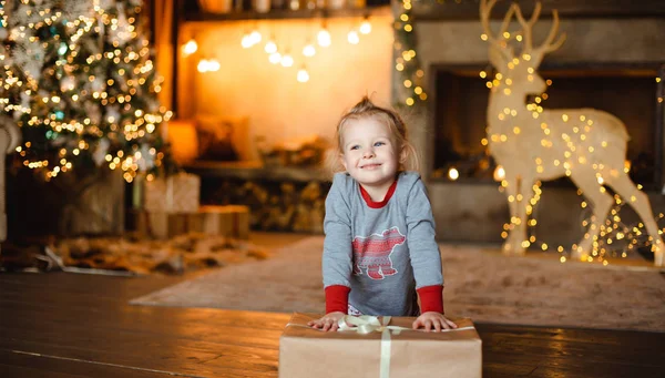 Una Niña Bonita Pijama Tradicional Recibió Regalo Navidad Casa Alfombra — Foto de Stock