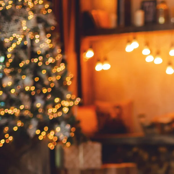 Otthoni Háttér Olvasósarok Közel Kandalló Karácsonyfa Ajándékok Homályos — Stock Fotó