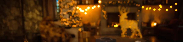Noel arka plan. Chalet hediyeler, çelenk ve çelenk ile Noel ağacı ile dekore edilmiştir. Bulanık. Metin için yer.