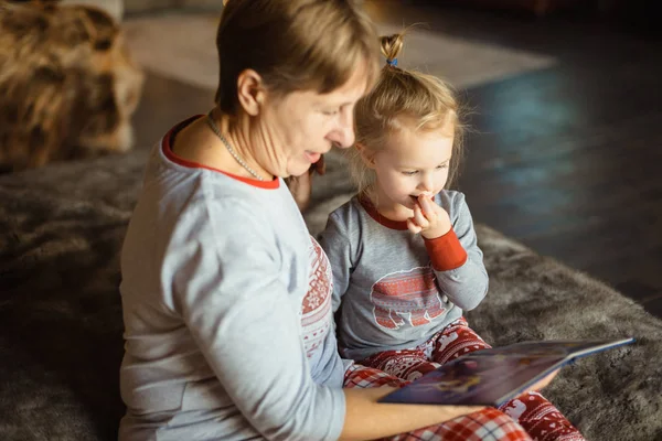 Grandma Granddaughter Have Fun Together Reading Book Bed Family Christmas — Stock Photo, Image