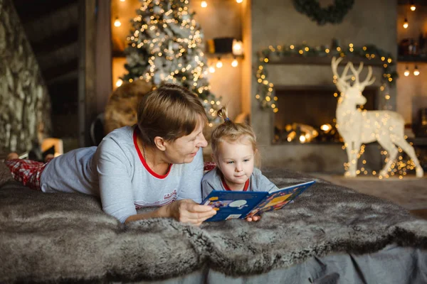 Grandmother Granddaughter Christmas Pajamas Reading Book Lying Bed Chalet Decorated — Stock Photo, Image