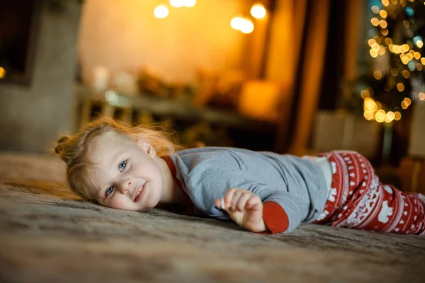 Charmig Liten Blondin Mattan Bakgrunden Dekorerad Julgran Och Brinnande Kransar — Stockfoto