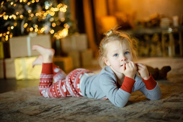 Encantadora Rubiecita Alfombra Fondo Árbol Navidad Decorado Guirnaldas Ardientes Acogedor — Foto de Stock