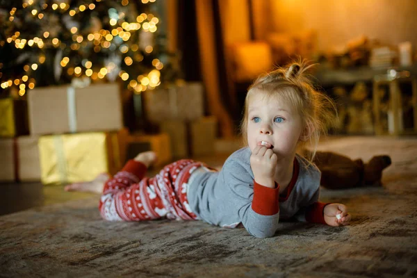 Niña Linda Tendida Alfombra Pijama Esperando Navidad Fondo Árbol Navidad —  Fotos de Stock