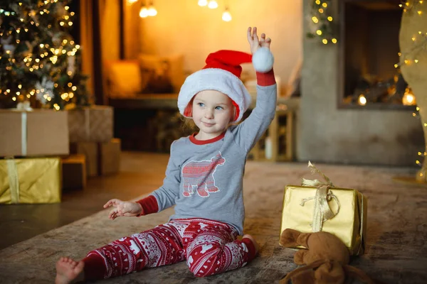 Petite Fille Blonde Tout Petit Pyjama Noël Essayant Chapeau Père — Photo